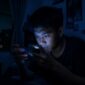 Pemain game online di Indonesia bermain di malam hari dengan cahaya layar biru